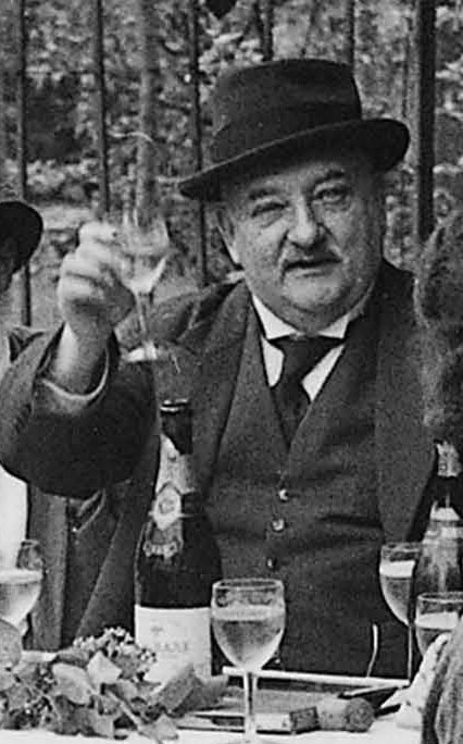 Curnonsky mit Weinglas