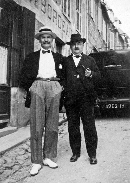 Curnonsky vor dem Restaurant